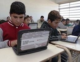 Fundación NBSF y el Gobierno provincial entregaron equipamiento digital en 14 escuelas