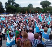 Miles de rosarinos en el Monumento y otras plazas en apoyo del presidente Macri