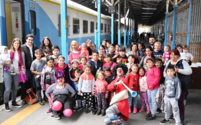 Cientos de purretes celebran Día del Niño con un viaje en tren