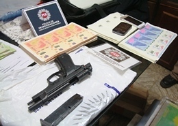 Incautaron en Rosario más de medio millón de pesos falsos y armas de fuego