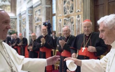 Benedicto XVI no quiere su firma en un libro sobre celibato