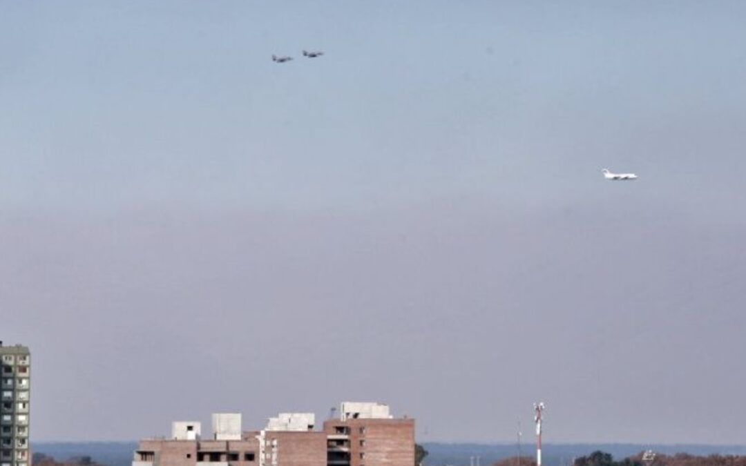 Ocho aviones militares sobrevolaron Rosario alterando la casi primaveral tarde