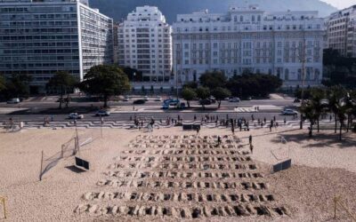 Centenar de tumbas cavadas en playa Copacabana contra Jair Bolsonaro