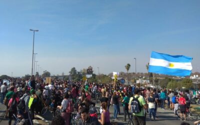 Puente Rosario-Victoria: Por tercera vez miles de rosarinos lo cortaron por incendios en islas del Paraná
