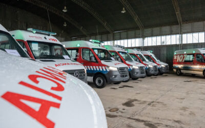 Perotti presidió la entrega de doce modernas ambulancias para enfrentar la pandemia de Coronavirus
