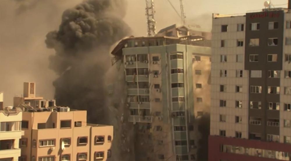 Tres misiles israelíes demolieron totalmente el edificio donde funcionaban las agencias de noticias AP y de Al-Jazeera