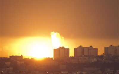Medio Oriente: El cielo de Tel Aviv se llenó de luces por el masivo bombardeo de Hamas con cohetes