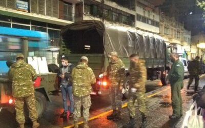 Fuerzas Armadas y ex Combatientes de Malvinas reparten juntos en Rosario comida caliente entre quienes viven en la calle