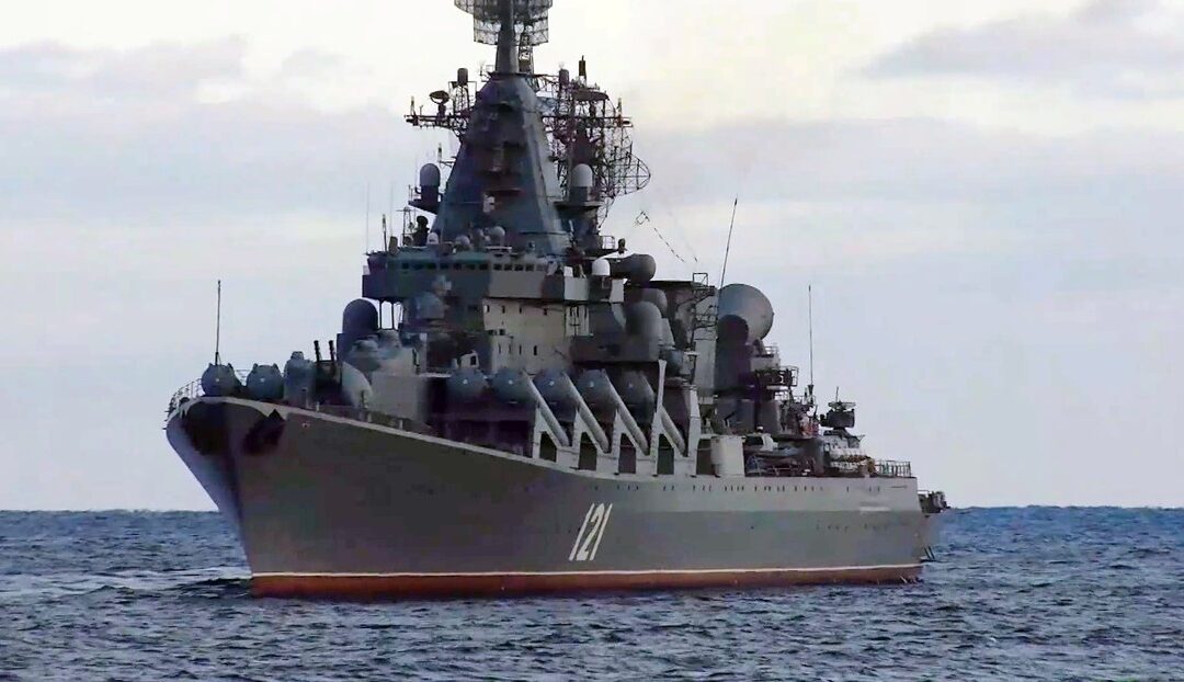 El jefe del Pentágono hizo referencia al hundimiento del buque insignia ruso ‘Moskva’