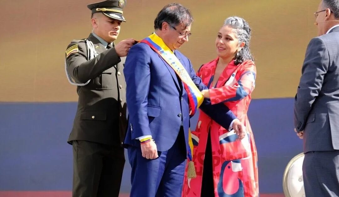 Petro asumió como presidente de Colombia y juró concluir «con la violencia y el conflicto armado»
