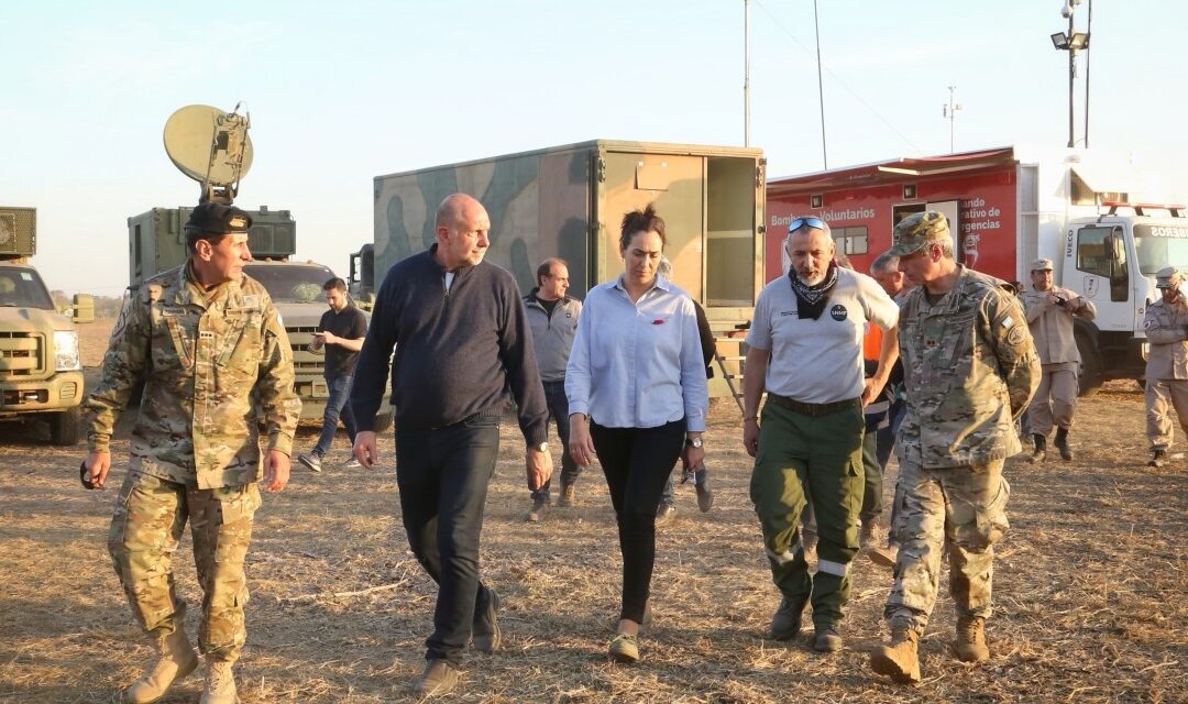 El gobernador Perotti visitó el Comando Operativo Unificado contra los incendios en las islas del Delta del Paraná