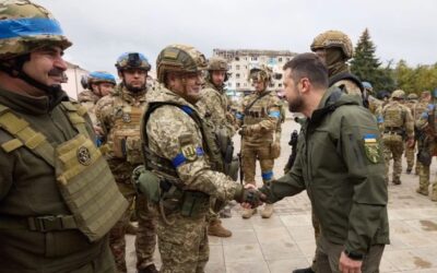 Volodimir Zelenski visitó Izyum, una de las poblaciones ucranianas recuperadas de las fuerzas invasoras rusas