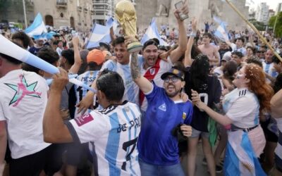Rosario, la casa de Messi y de Di María, celebró en el Monumento la clasificación de la selección argentina