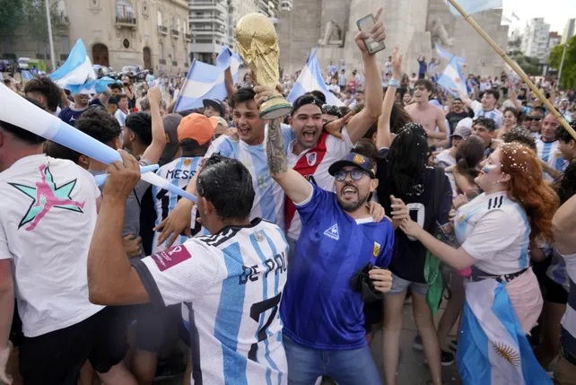 Rosario, la casa de Messi y de Di María, celebró en el Monumento la clasificación de la selección argentina