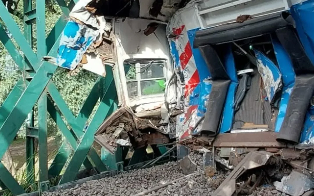 Casi un centenar de heridos en el choque de trenes del San Martín sobre un puente en Palermo