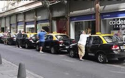 Los taxistas rosarinos reclamaron la tarifa 3 durante las 24 horas en el Palacio Vasallo