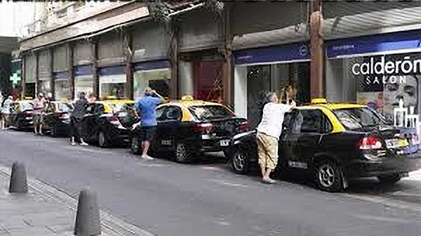 Los taxistas rosarinos reclamaron la tarifa 3 durante las 24 horas en el Palacio Vasallo