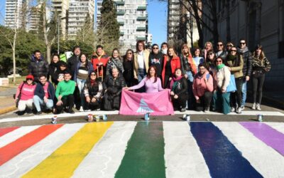 Pintaron la senda peatonal frente al Concejo Municipal con los colores de la diversidad