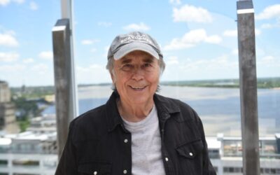 Un emocionado Serrat afirmó «estar aquí es volver a estar con él, cerca de las cosas que amó»