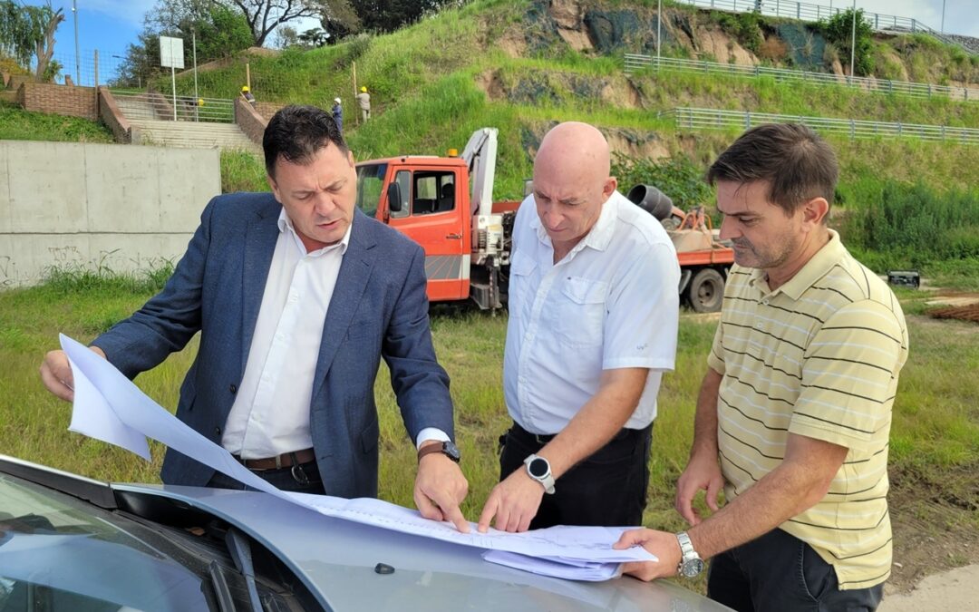 Raimundo visitó la obra de reconstrucción del paseo inferior del Campo de la Gloria en San Lorenzo