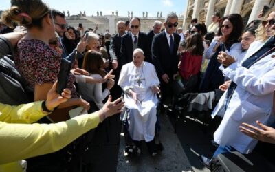 Reapareció Francisco en la plaza San Pedro y la multitud lo vivó mientras la recorrió en silla de ruedas