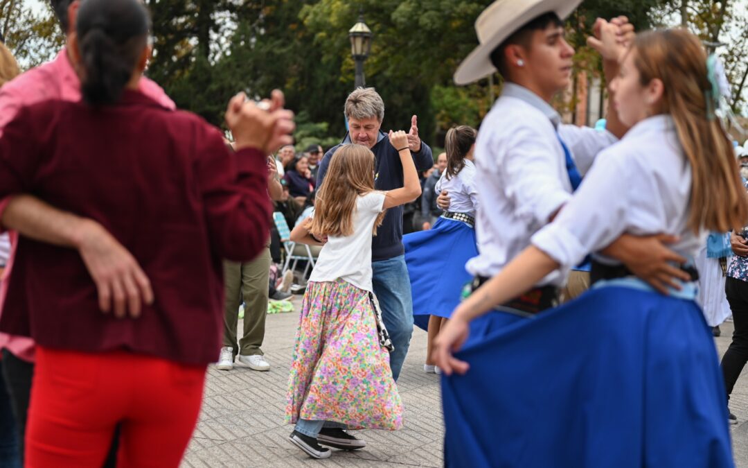Revolución de Mayo: Villa Gobernador Gálvez lo celebró con un festival chamamecero