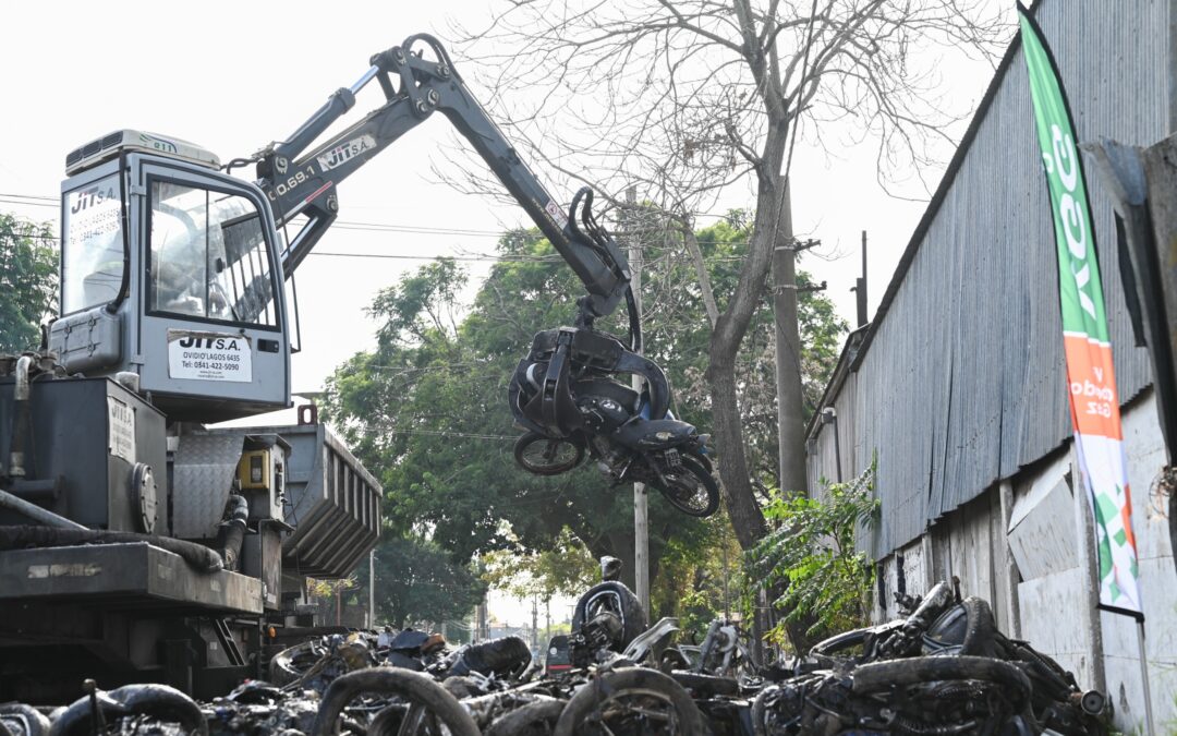 Compactaron en Villa Gobernador Gálvez más de 700 vehículos que estaban en el Corralón Municipal