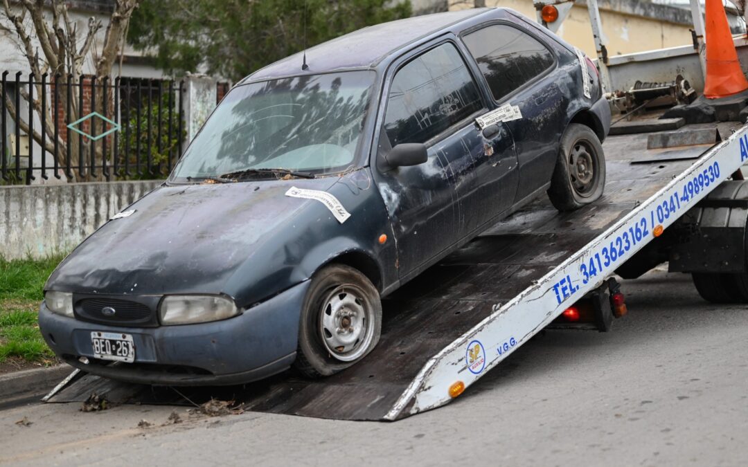 En Villa Gobernador Gálvez, la Municipalidad retira automóviles abandonados en la vía pública