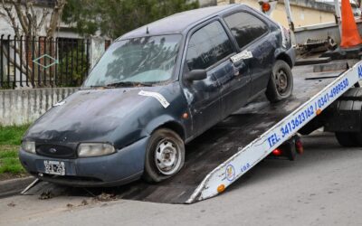 En Villa Gobernador Gálvez, la Municipalidad retira automóviles abandonados en la vía pública
