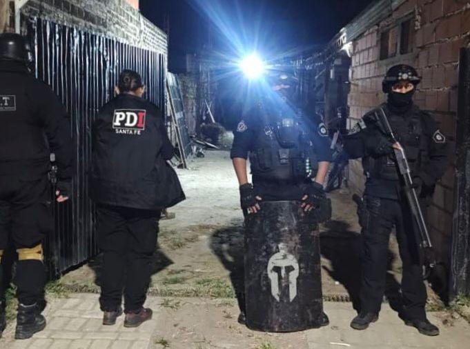 Violencia armada y microtráfico: Múltiples allanamientos se practicaron en Rosario, Alvear y Villa Gobernador Gálvez