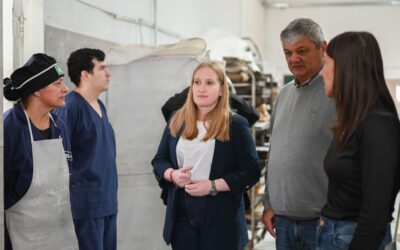 Villa Gobernador Gálvez: Alberto Ricci con la ministra Tejeda recorrieron las unidades de panificación y textil