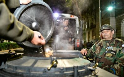 Unas 460 viandas calientes distribuyen los Exsoldados Combatientes de Malvinas entre la gente que vive en la calle