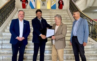 Eduardo Duhalde le obsequió su libro ‘Don Raúl. Recordando a un demócrata’ al gobernador Maximiliano Pullaro